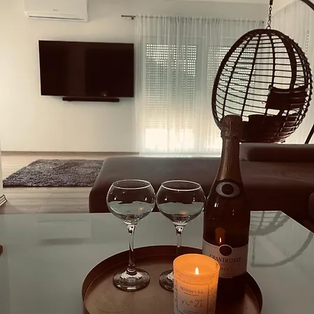 Kiss Apartment *