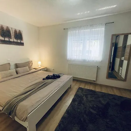 Apartment Kiss *