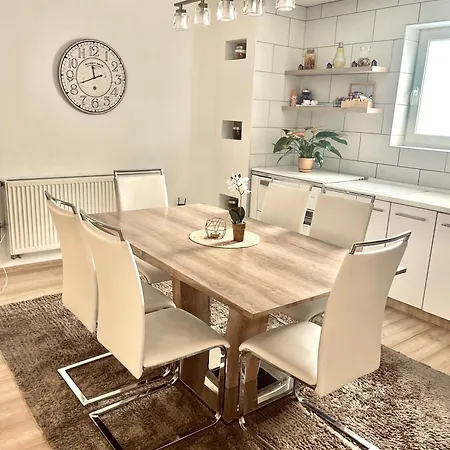 Kiss Apartment *